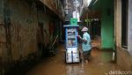 Ratusan Rumah Terendam Banjir di Kampung Melayu