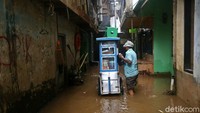 Menurut BPBD ketinggian air 30 sampai dengan 100 centimeter.