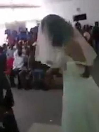 Wanita pakai gaun pengantin ngamuk dinikahan mantan kekasih 