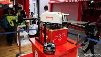 Drone tersebut memiliki dimensi 1800x1800x600m.