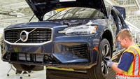 Pekerja tengah memasang bagian roda di mobil Volvo S60. S60 menurut CEO Volvo Håkan Samuelsson merupakan mobil paling menarik yang pernah dibuat Volvo. Foto: Volvo