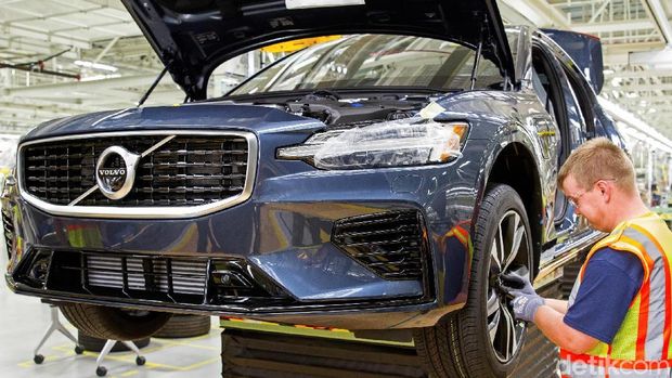 Pekerja merakit komponen mobil Volvo S60