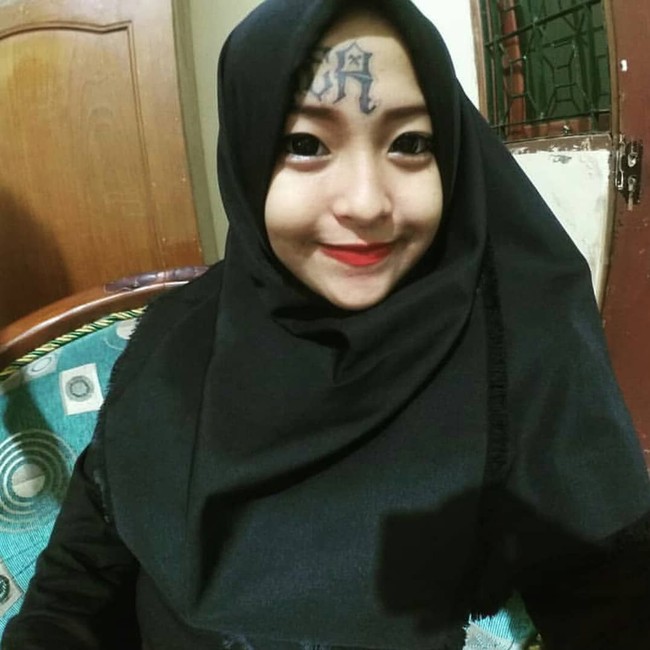 Meski telah hijrah, Iska belum tampil syari. Ia masih sering memakai busana kasual seperti celana jeans. Terkadang, ia pun tampil mengenakan hijab instan.  Foto: Instagram/Iskarandy