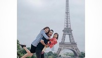 Inilah potret keseruan Ruben Onsu dan keluarga saat berada di Menara Eiffel, ikon-ya Kota Paris. Lucu ya? (ruben_onsu/Instagram)