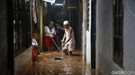 Ratusan Rumah Terendam Banjir di Kampung Melayu