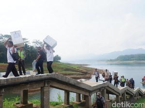 Melihat Distribusi Logistik Pilkada di Desa Terpencil Wonosobo