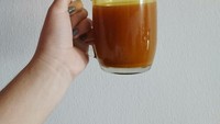 Bernama lengkap Rachel Amanda Aurora, aktris cantik ini ternyata doyan jamu. Segelas jamu ini dibuat sendiri olehnya, lho. Foto: Instagram auroramanda95