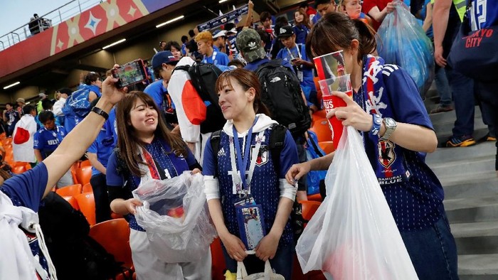 Jepang terkenal dengan kedisiplinan dan kebersihan warganya. Usai mendukung timnas mereka, bersama suporter Senegal mereka bersihkan sampah di kursi penonton.