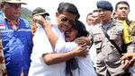 Kunjungi Lokasi KM Sinar Bangun, Mensos Disambut Tangis dan Pelukan