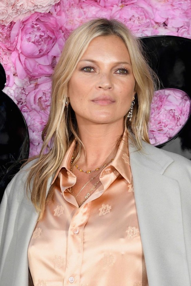 Supermodel Kate Moss menggunakan krim wajah seharga motor. Ia mempercayakan perawatan kulitnya dari Decorte AQ Meliority Intensive Cream. Moisturizen tersebut harganya mencapai 950 poundsterling atau sekitar Rp 17 juta. (Foto: Getty Images)
