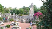 Hingga Ed meninggal, belum ada jawaban pasti bagaimana bisa ia mendirikan sendiri Kastil Karang ini. Semua masih menjadi misteri (Coral Castle)