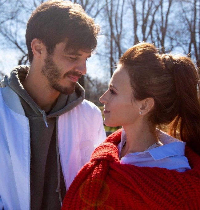 Veronika Erokhina, itulah nama wanita cantik berambut panjang berwarna cokelat ini. Veronika adalah istri pemain gelandang Rusia, Alexander Erokhin. Foto: Dok. Instagram erokhina_nika