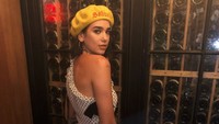 Dua Lipa tampil menawan dengan dress polkadot. Dok. Instagram/dualipa
