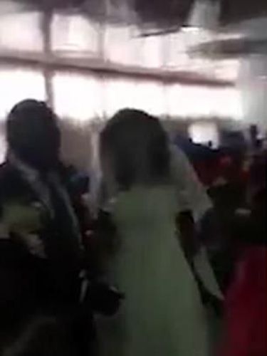 Wanita pakai gaun pengantin ngamuk dinikahan mantan kekasih