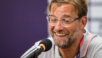 Kilau gigi putih berkilau juga menular ke Juergen Klopp. Gigi kuning manajer Liverpool memang telah lama menjadi bahan guyonan di media sosial beberapa tahun terakhir. Foto: Getty Images