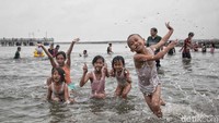 Mereka datang karena khusus hari ini pihak Taman Wisata Ancol menggratiskan tiket masuk Pantai Wisata Ancol untuk memeriahkan HUT DKI ke-491.