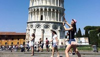 Sedangkan ini dalah momen liburannya ke Menara Pisa, Italia. Ternyata Fiona juga bisa pose gokil ya! (fionafussi/Instagram)