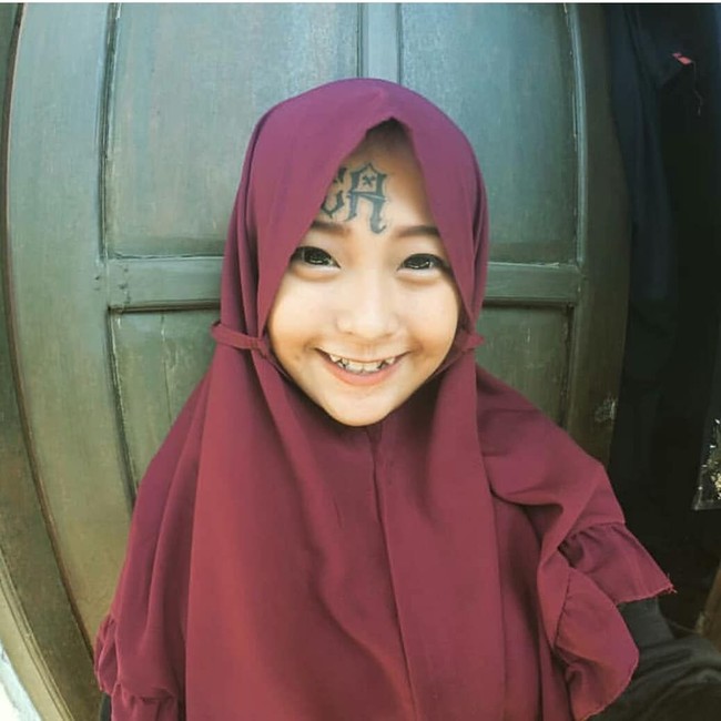 Tampilan hijab Iska tak berbeda dengan anak muda kebanyakan. Ia sering memakai hijab segi empat dan dipakai secara sederhana. Foto: Instagram/Iskarandy