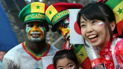 Patut Dicontoh! Fans Jepang & Senegal Bersih-bersih Sampah