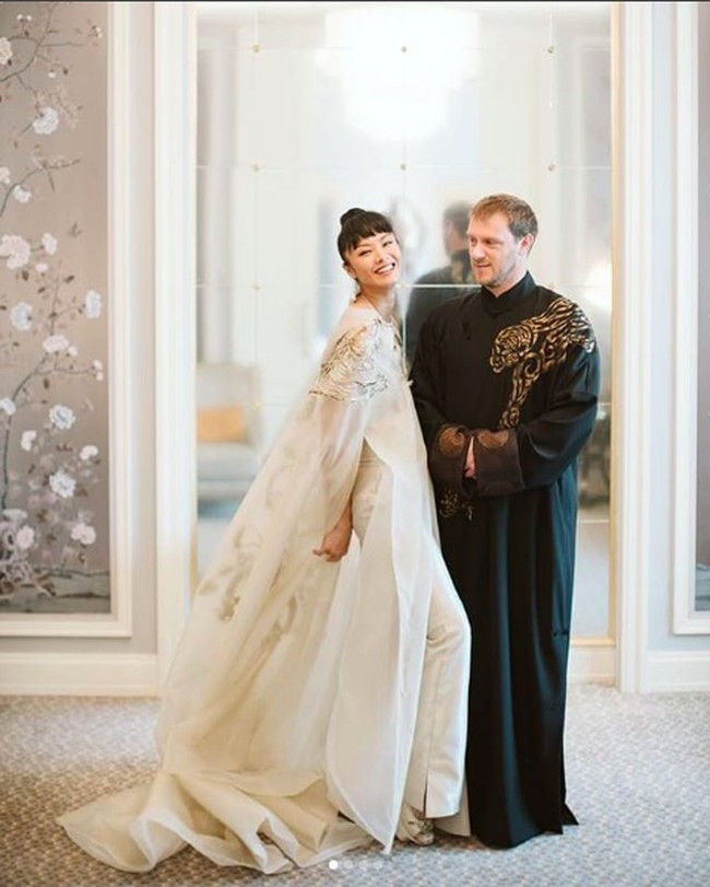 Gaun Kelly karya Adrian Gan tampil unik, dengan perpaduan antara jumpsuit dan cape megah, menggambarkan karakter pengantin yang kuat dan edgy. Foto: Venema Pictures