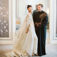 Gaun Kelly karya Adrian Gan tampil unik, dengan perpaduan antara jumpsuit dan cape megah, menggambarkan karakter pengantin yang kuat dan edgy. Foto: Venema Pictures