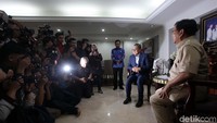 Zulkifli lalu menceritakan isi pertemuan yang tergolong singkat itu. Zulkifli-Prabowo menyoroti Pilkada 2018 yang sebentar lagi segera dilangsungkan.