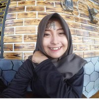 Banyak menonton film religi, hati Iska mulai berubah. Berkat doa sang ibu yang tak putus, Iska pun memutuskan untuk mendekatkan diri kepada Allah SWT dengan berhijab. Foto: Instagram/Iskarandy