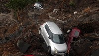 Mobil-mobil warga terlihat terbawa arus banjir akibat hujan lebat yang terus mengguyur daerah-daerah di India. Francis Mascarenhas/Reuters.