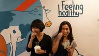 Ternyata Rachel memang pengonsumsi makanan sehat. Salah satunya susu segar yang ia dan temannya minum ini. Foto: Instagram auroramanda95
