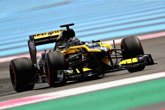 Sepanjang kariernya sebagai pebalap, wanita yang tergabung dalam Saudi Arabian Motor Federation itu tidak pernah bisa beraksi di sirkuit negaranya. Selama ini ia harus mengendarai mobil di luar negeri. Foto: Getty Images