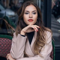 Sebelum menjadi istri Alexnader Erokhin, Veronika berprofesi sebagai penari ballroom atau tarian ala bangsawan. Dia berhenti bekerja karena harus sering berpergian dan berpindah rumah mengikuti pekerjaan sang suami. Foto: Dok. Instagram erokhina_nika