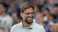 Tapi kini lihat saja giginya telah putih bersinar. Dikutip dari Daily Mail, Juergen Klopp dikabarkan memasang Veener, sebuah lapisan tipis yang dipasang sesuai dengan permukaan depan gigi. Foto: Getty Images