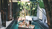 Baru saja menikah tahun lalu, Ricky dan Brina kerap membagikan momen romantis mereka. Ini pose manis Ricky dan Brina ketika makan di dalam kolam renang. Foto: Instagram @komoricky