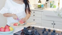 Salah satu tips sehat dari Tyna adalah buah-buahan. Ia pun membuat smoothies untuk menjaga kesehatan, terutama selama bulan Ramadan. Foto: Instagram tynakannamirdad
