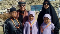 Kebersamaan Hari Moekti bersama sang istri dan anak-anaknya. Foto: Dok.Instagram/harimoekti