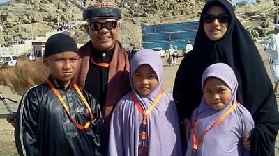 Melihat Lagi Kebersamaan Hari Moekti dan Keluarganya
