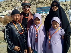 Melihat Lagi Kebersamaan Hari Moekti dan Keluarganya