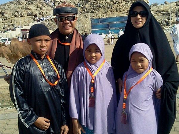 Melihat Lagi Kebersamaan Hari Moekti dan Keluarganya