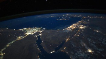 Potret malam hari Terusan Suez dari antariksa. Foto: Instagram/roscosmosofficial