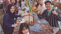 Bersama Indra Bekti dan keluarga, Ricky ngumpul bersama sekaligus makan siang. Foto: Instagram @komoricky