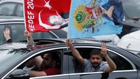 Mereka membawa dan mengibarkan bendera Erdogan (Foto: dok. Reuters)