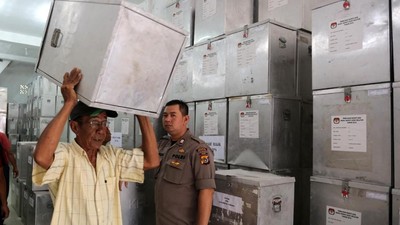 Pendistribusian Logistik Jelang Pemilu di Berbagai Kota di Indonesia