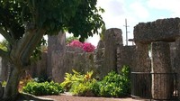 Kastil Karang didirikan pada tahun 1923 oleh Edward Leedskalnin, seorang pria kelahiran Latvia yang tinggal di AS (Coral Castle)