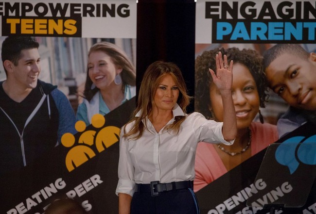 Sementara itu, tampak detail garis biru menghiasi bagian samping rok biru dongkernya sehingga membuat gaya formalnya tak terasa monoton.  Foto: Tasos Katopodis/Getty Images