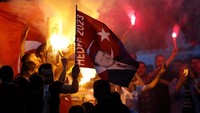 Ada juga yang menyalakan suar (Foto: dok. Reuters)