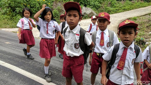Anak-anak SDN 10 Tomok di Pulau Samosir. Mereka berjalan kaki ke sekolah, ada yang tidak pakai sepatu juga (Sena Pertiwi/detikTravel)