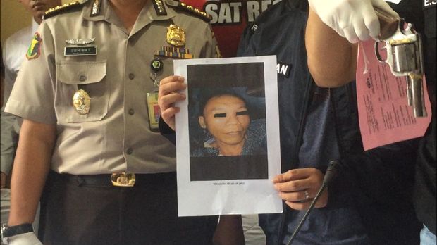 Udin melakukan perlawanan dan turun dari motor mau tembak polisi.