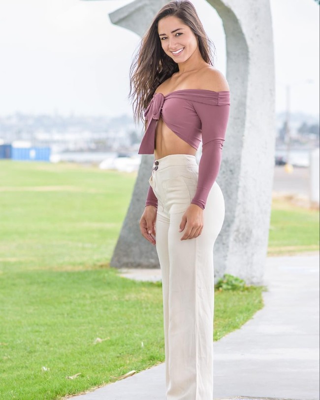 Tubuh seksi dengan bokong indahnya itu kini menjadi aset berharganya. Ia menjadi selebgram dengan banyak endorsement hingga mampu mendirikan brand bikini sendiri.  Foto: dok. Instagram (bruluccas)