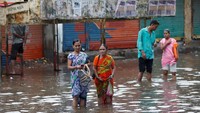 Sebelumnya karena curah hujan yang terus mengguyur di beberapa daerah di India membuat wilayah Ahmedabad terendam banjir, Minggu (24/6/2018) kemarin. Amit Dave/Reuters.
