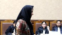Rita Widyasari berjalan menuju kursi pesakitan di Pengadilan Tipikor.